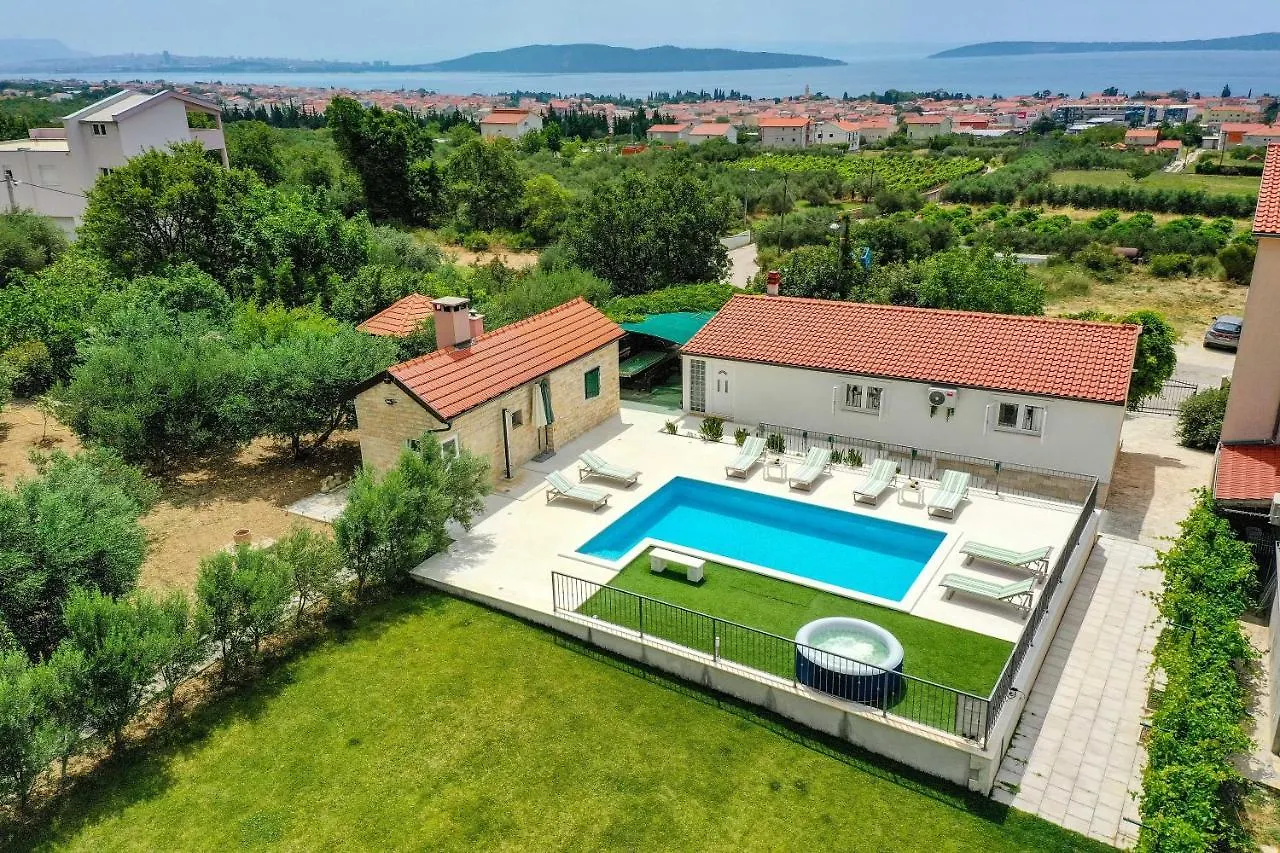 Home Away From Home With Outdoor Pool, Botanical Garden And A Beautiful Sea View Kastela 0*,