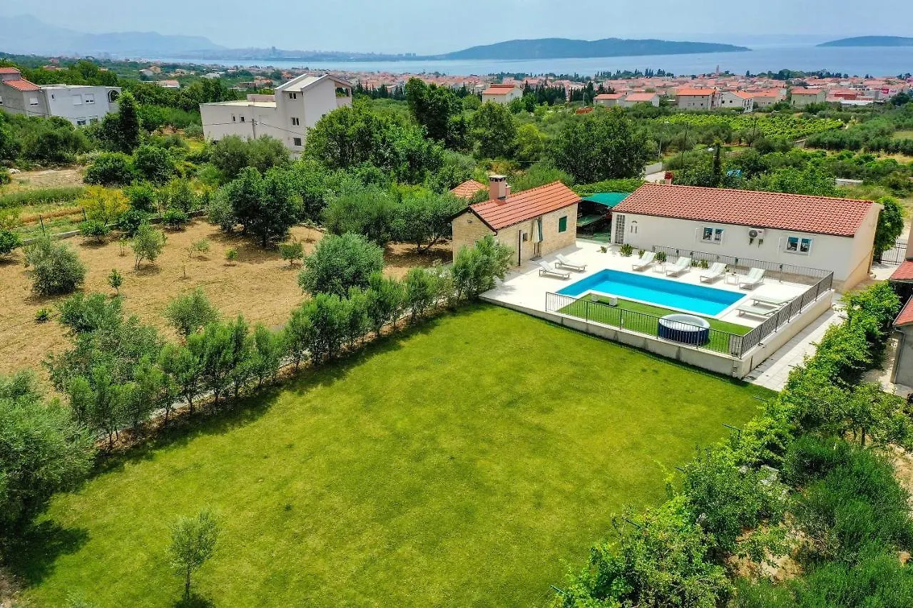 Home Away From Home With Outdoor Pool, Botanical Garden And A Beautiful Sea View Kastela